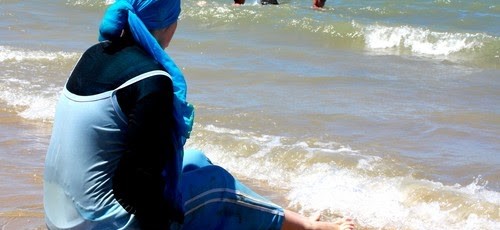 foto mujer arabe en la playa